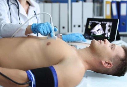 Paciente faz exame de ecocardiografia e, quando aplicado o modelo de IA, a exatidão para o diagnóstico da doença aumenta  -  (crédito:  Freepik) -Paciente faz exame de ecocardiografia e, quando aplicado o modelo de IA, a exatidão para o diagnóstico da doença aumenta  -  (crédito:  Freepik)