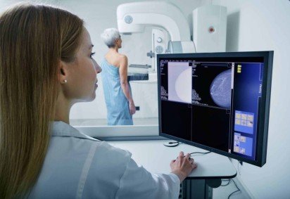 A mamografia é um exame fundamental para a saúde da mulher (Imagem: Peakstock | Shutterstock)  -  (crédito: EdiCase)