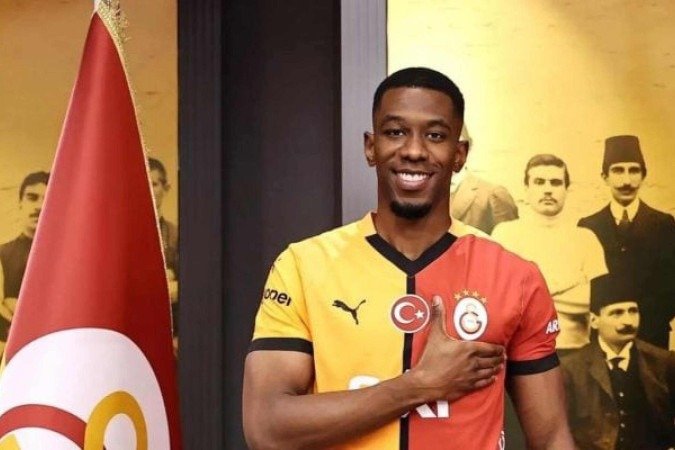 Zagueiro Carlos Cuesta volta a ser plano A para a zaga do Vasco - (crédito: Foto: Divulgação / Galatasaray) Zagueiro Carlos Cuesta volta a ser plano A para a zaga do Vasco - (crédito: Foto: Divulgação / Galatasaray)