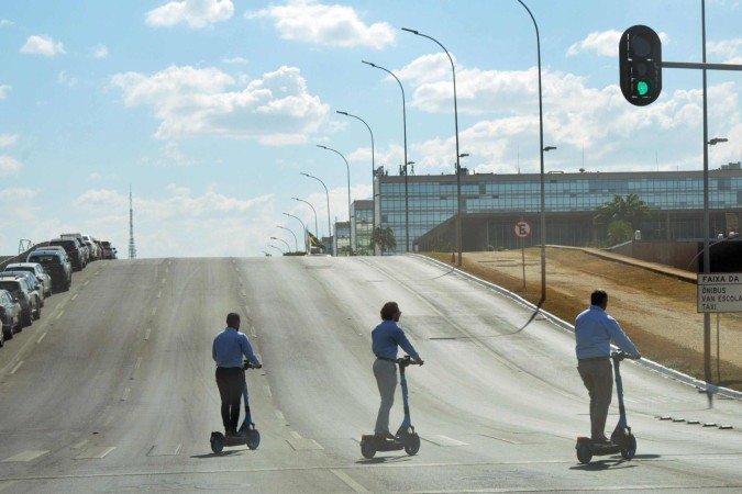 Aumento da frota de patinetes reforça a necessidade de conscientização no trânsito -  (crédito: Fotos: Ed Alves CB/DA Press)