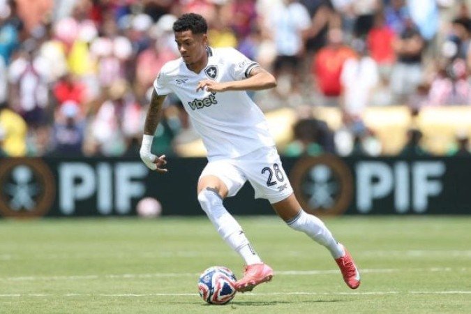 NEWTON - Jogou pouco mais de 10 minutos, mas pouco participou do jogo. Deu apenas três passes no jogo. NOTA: 4,5 - Foto: Vitor Silva/Botafogo