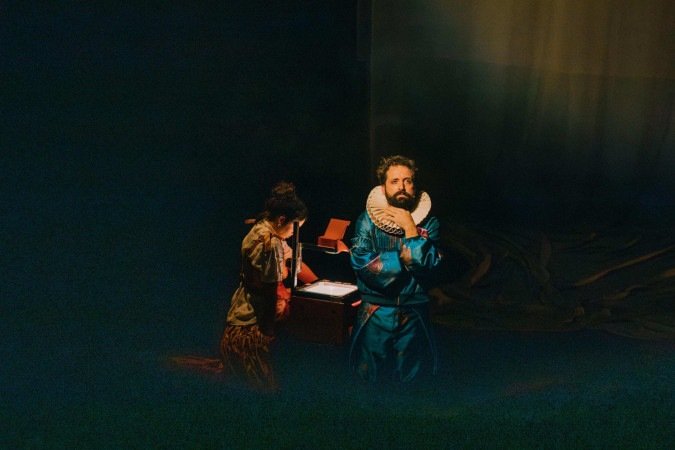 Gregório Duvivier em O céu da língua, peça em cartaz no Cena Contemporânea 2025 - (crédito: Raquel Pellicano) Gregório Duvivier em O céu da língua, peça em cartaz no Cena Contemporânea 2025 - (crédito: Raquel Pellicano)