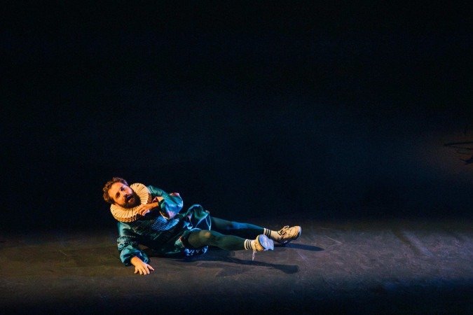 Greg&oacute;rio Duvivier em O c&eacute;u da l&iacute;ngua, pe&ccedil;a em cartaz no Cena Contempor&acirc;nea 2025