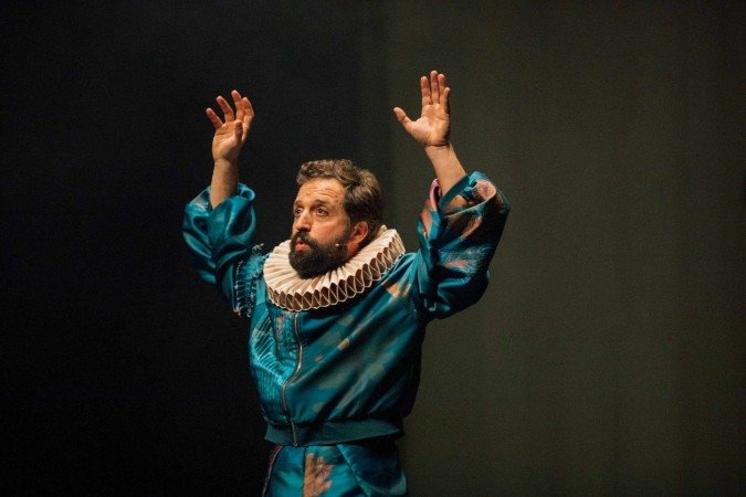Gregório Duvivier em O céu da língua, peça em cartaz no Cena Contemporânea 2025