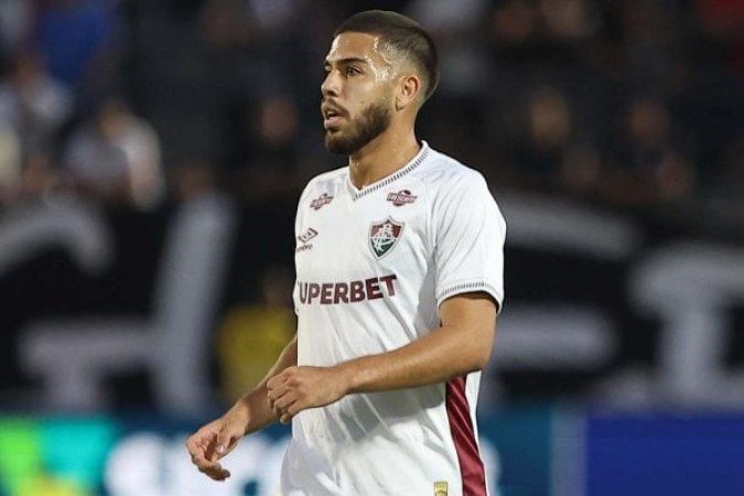 NONATO – Jogo discreto, com altos e baixos na defesa. Bem fechando os espaços de Everton Ribeiro e saindo pouco na criação. No segundo tempo, foi mais à frente principalmente depois da saída de Martinelli. Mandou um belo voleio que quase resultou em gol.  NOTA 5,5. Foto: Lucas Merçon/Fluminense