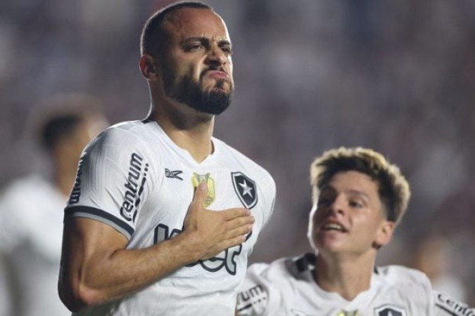 ARTHUR CABRAL - Aproveitou a sua Ã?Âºnica oportunidade no jogo e marcou um bonito gol de cabeÃ?Â§a, mostrando recurso no jogo aÃ?Â©reo. Incomodou muito a defesa do Vasco durante os 90 minutos. NOTA: 7,0 - Foto: Vitor Silva/Botafogo