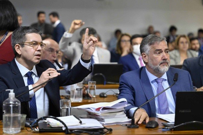 Randolfe Rodrigues (PT-AP) e Paulo Pimenta (PT-RS) responsabilizaram o governo Bolsonaro pelo aumento de fraudes contra aposentados e pensionistas -  (crédito: Andressa Anholete/Agência Senado)