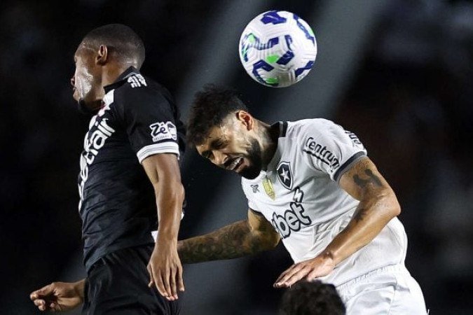 BARBOZA - Cometeu alguns erros tÃ©cnicos, como uma bola perdida na saÃ­da de bola que gerou um ataque perigoso de Vegetti. Contribuiu com muitos cortes e desarmes, mas teve outros momentos em que esteve desconectado. NOTA: 5,5 - Foto: Vitor Silva/Botafogo