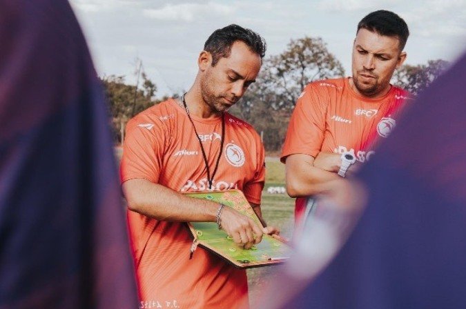 O português Manuel Rodrigues é o dono da prancheta e responsável por devolver o Brasília à elite do DF - (crédito: Sérgio Maceddo/Brasília) O português Manuel Rodrigues é o dono da prancheta e responsável por devolver o Brasília à elite do DF - (crédito: Sérgio Maceddo/Brasília)