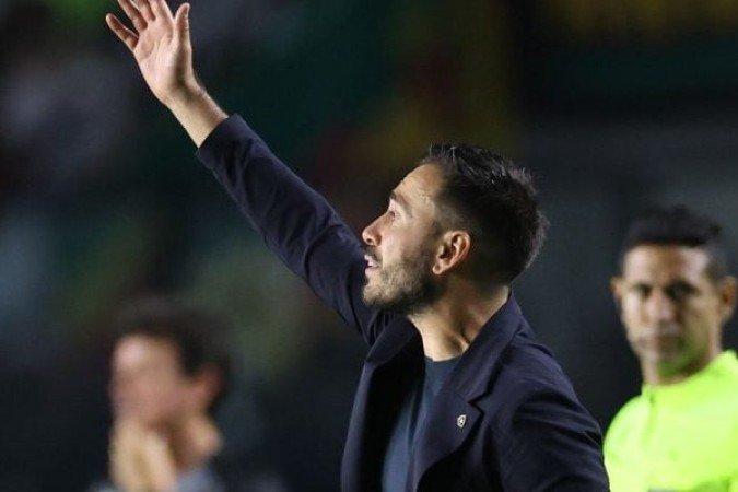 DAVIDE ANCELOTTI - O Botafogo começou bem, controlando as ações e abriu o placar com Arthur Cabral. Mas recuou e sentiu a pressão do Vasco, cedendo o empate ainda no primeiro tempo. No início da etapa final, o time entrou em campo desligado e correu perigo. Depois, equilibrou o jogo, mas não criou chances perigosas. Demorou muito para mudar o time e parecia satisfeito com o empate. NOTA: 5,0 - Foto: Vitor Silva/Botafogo