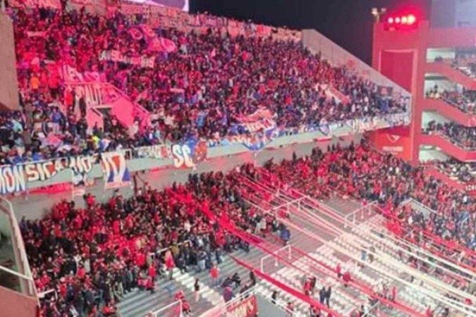 Confronto entre as torcidas de Independiente e Universidad de Chile pela Sul-Americana-2025 - (crédito: Foto: Reprodução) Confronto entre as torcidas de Independiente e Universidad de Chile pela Sul-Americana-2025 - (crédito: Foto: Reprodução)