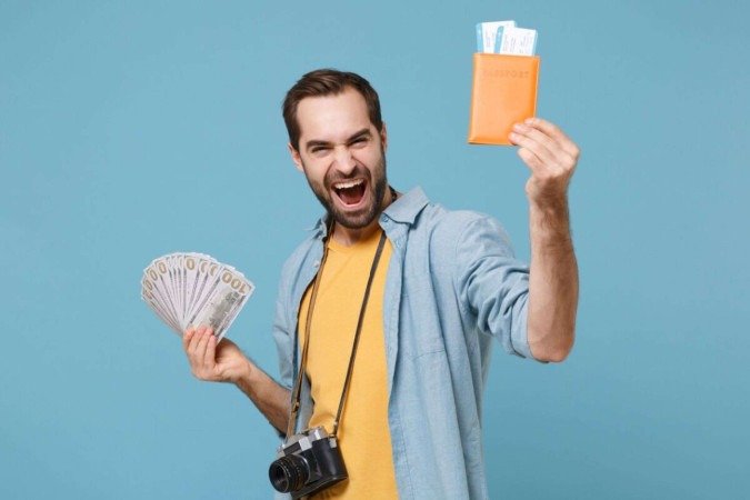 Com a baixa do dólar, este é o momento ideal para economizar na viagem (Imagem: ViDI Studio | Shutterstock) - (crédito: EdiCase) Com a baixa do dólar, este é o momento ideal para economizar na viagem (Imagem: ViDI Studio | Shutterstock) - (crédito: EdiCase)
