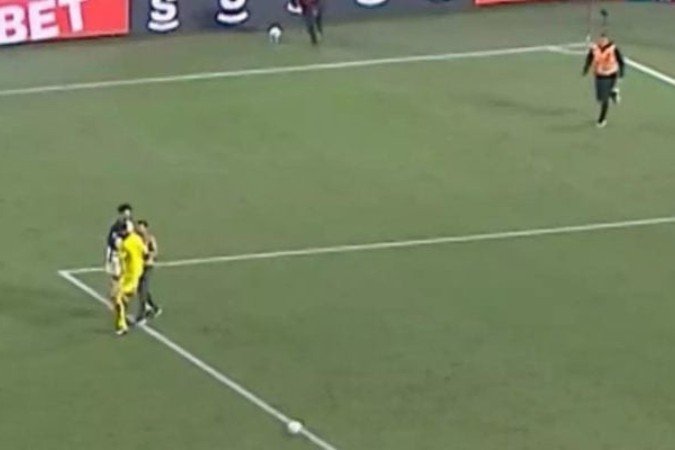 Torcedor do Athletico invadiu o campo e agrediu o goleiro Hugo Souza -  (crédito: - Reprodução de Vídeo)
