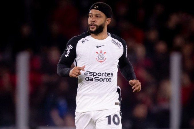 Memphis Depay reclamou do gramado sintético da Ligga Arena - (crédito: Foto: Rodrigo Coca/Agência Corinthians) Memphis Depay reclamou do gramado sintético da Ligga Arena - (crédito: Foto: Rodrigo Coca/Agência Corinthians)