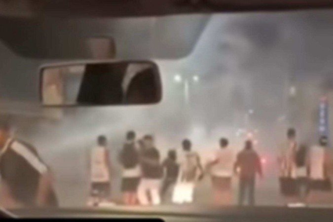 Confusão colocou em risco pedestres, motoristas que trafegavam pelo trecho, equipe policial e torcedores de ambas as torcidas -  (crédito: Reproudução/Redes sociais)