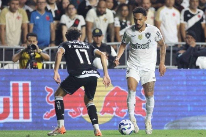 VITINHO - Apareceu mais no segundo tempo, mas com pouca eficiÃªncia no ataque. Foi bem defensivamente e colaborou com trÃªs desarmes. NOTA: 5,5 - Foto: Vitor Silva/Botafogo