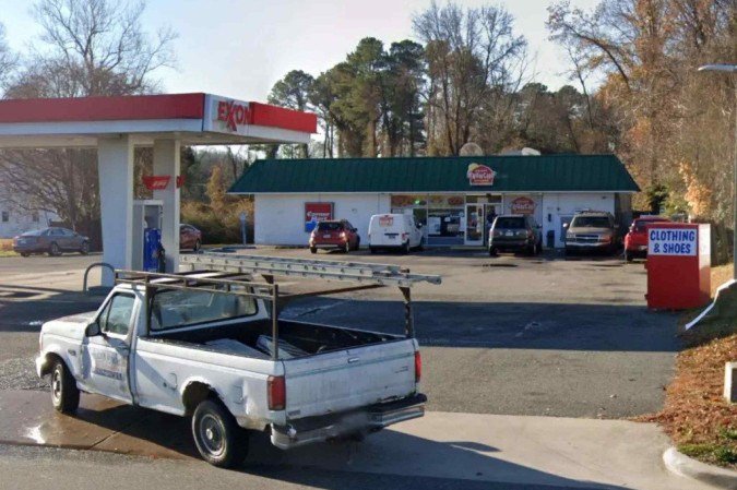 Segundo o jornal, ele se apresentou para a retirada do prêmio em uma lotérica em Burgess, Virgínia, no início do mês, mas recebeu metade do dinheiro -  (crédito: Reprodução/Google Street View)