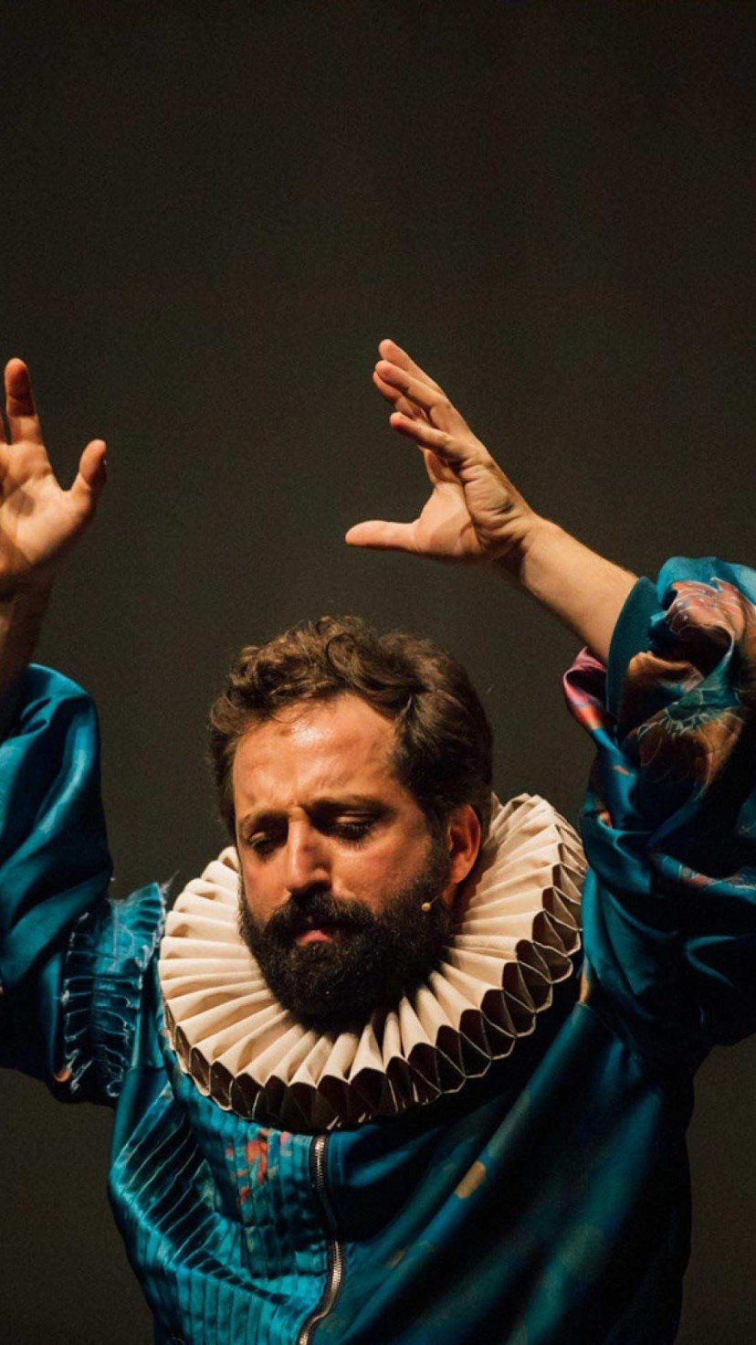 Gregório Duvivier em O céu da língua, peça em cartaz no Cena Contemporânea 2025 - (crédito: Raquel Pellicano) Gregório Duvivier em O céu da língua, peça em cartaz no Cena Contemporânea 2025 - (crédito: Raquel Pellicano)