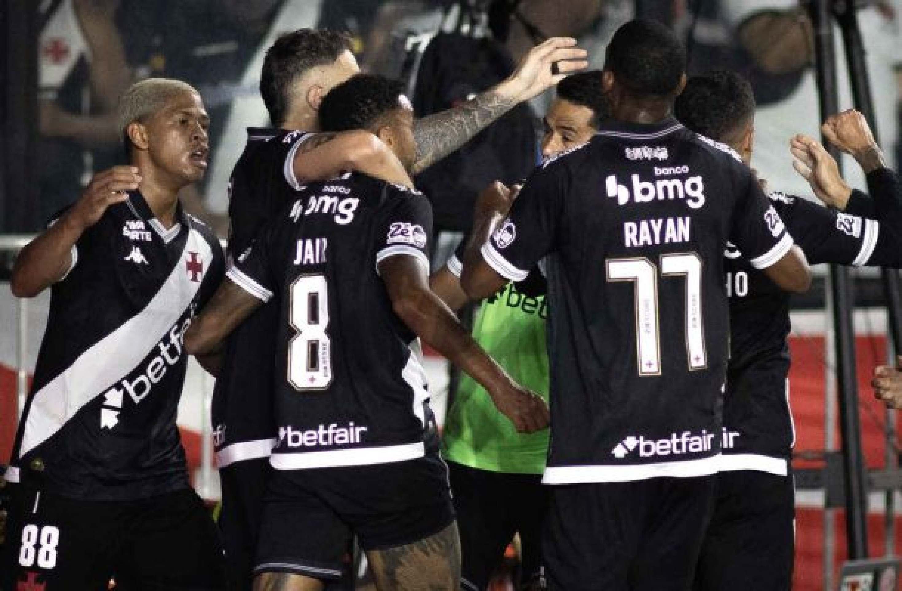 Eleito melhor em campo, Jair fala sobre renovação com o Vasco