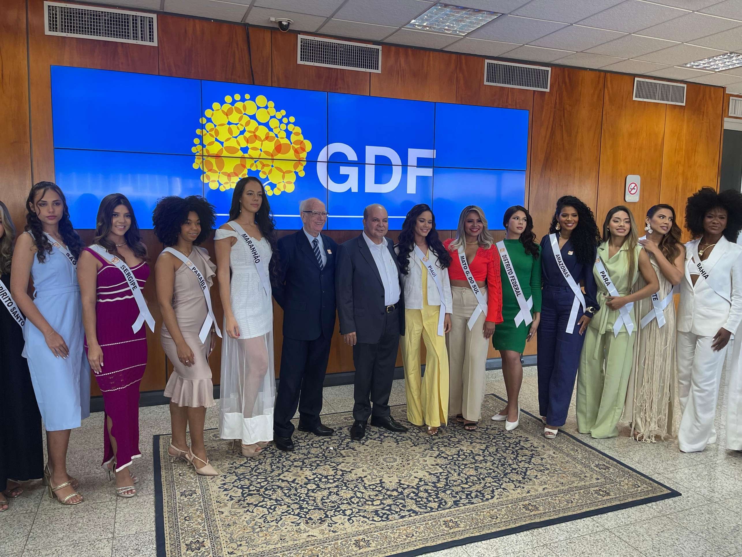 Candidatas ao Miss Brasil Globo visitam o Buriti e são recebidas por Ibaneis