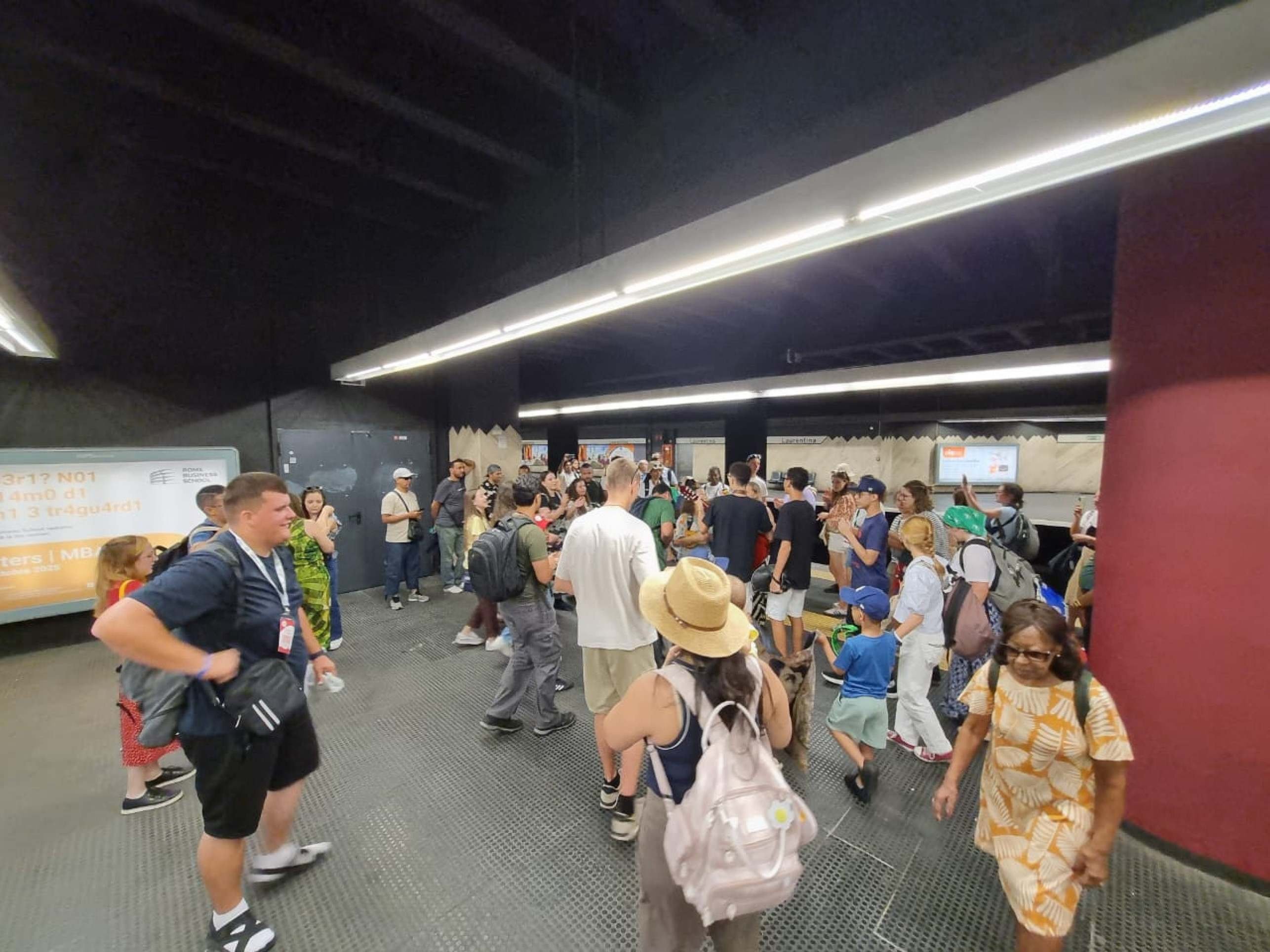 Grupo de peregrinos canta no metrô de Roma: animação em meio ao cansaço