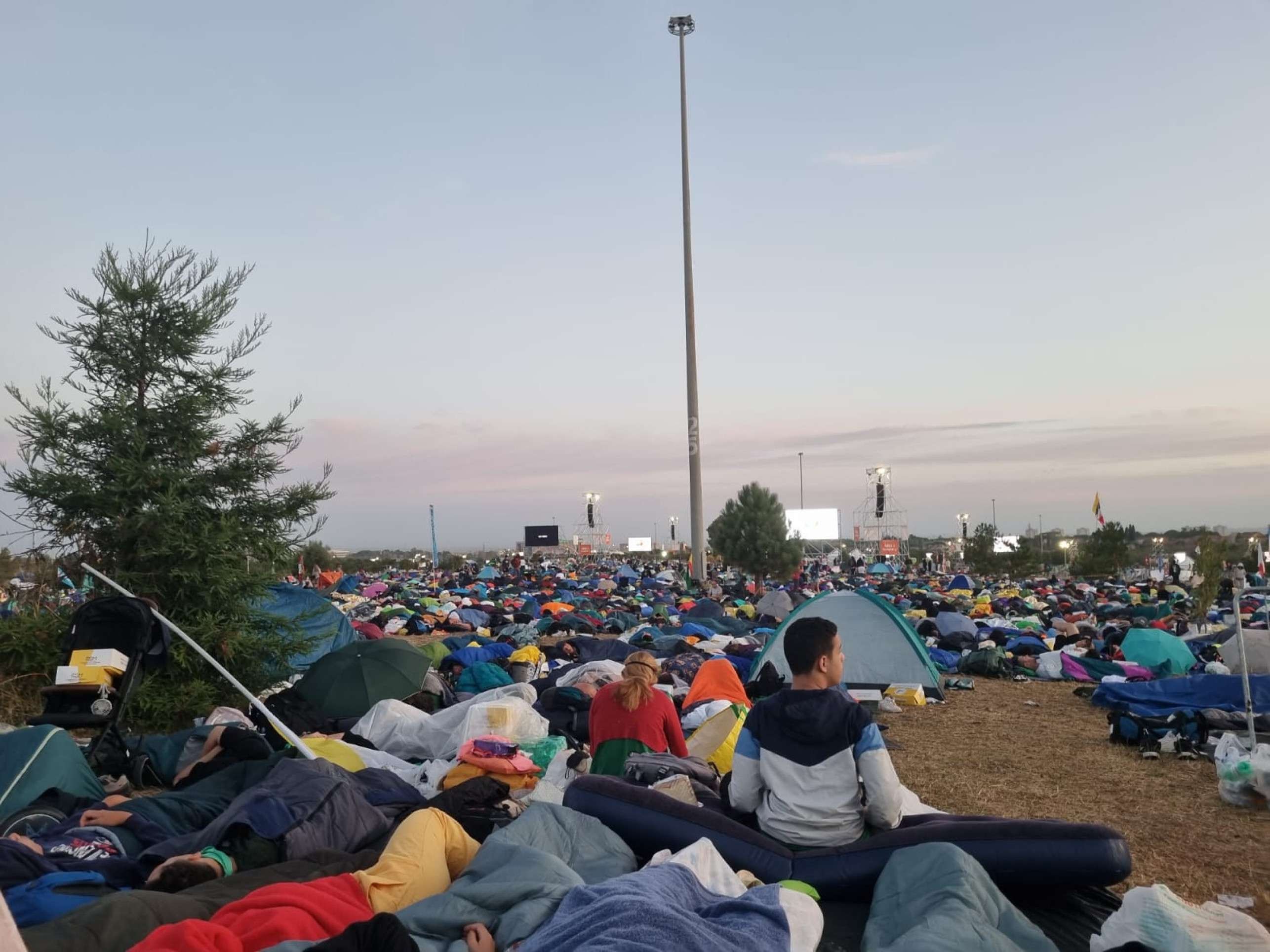 Peregrinos durante vigília em Roma: à espera do papa