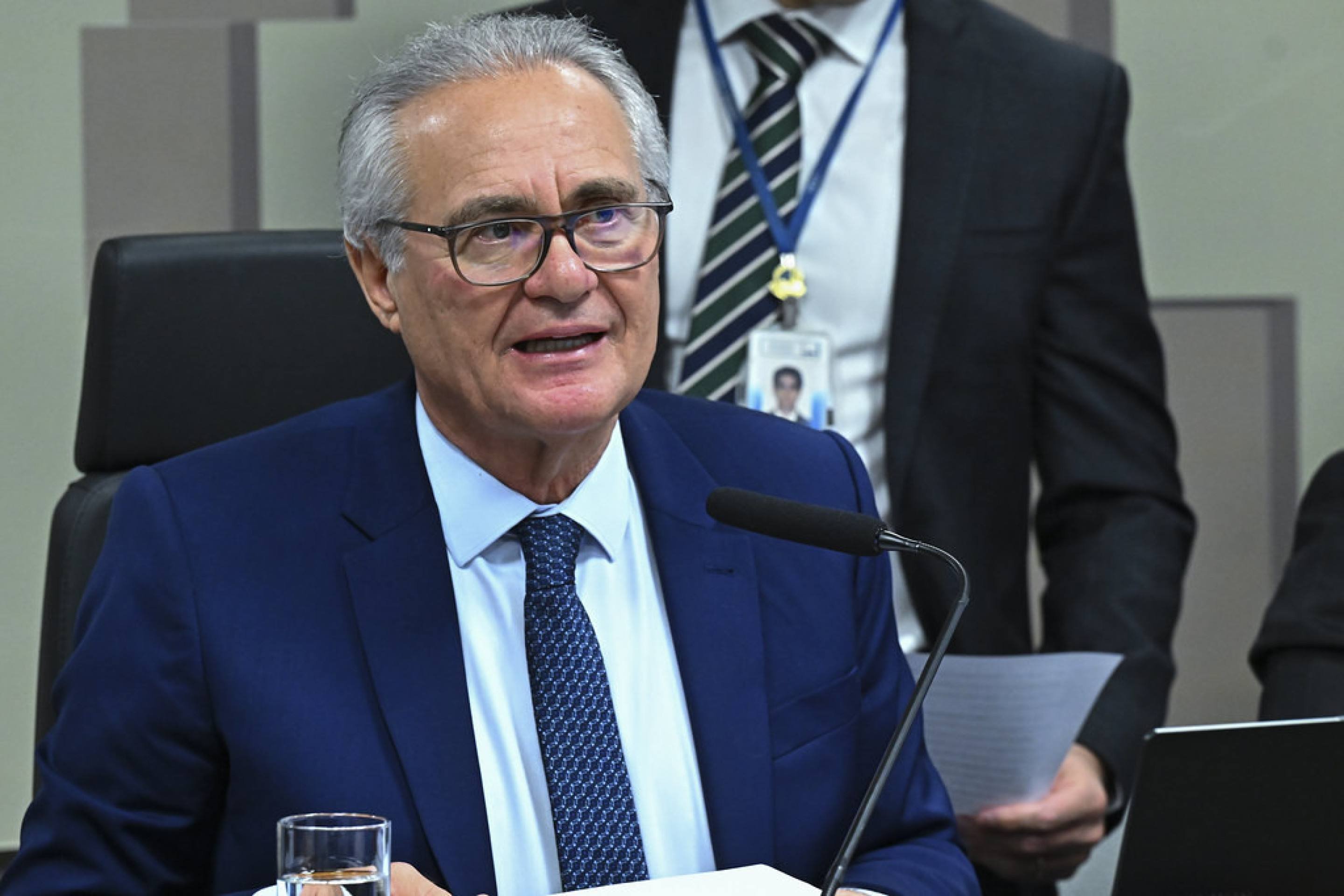 Renan Calheiros se afasta da CPMI do INSS em meio a disputas políticas
