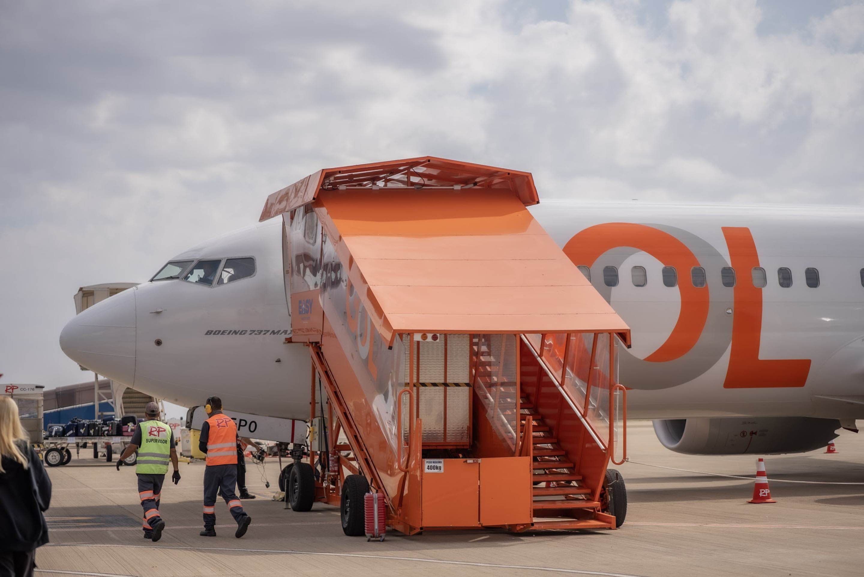 GOL apresenta escada com acessibilidade pioneira na América Latina