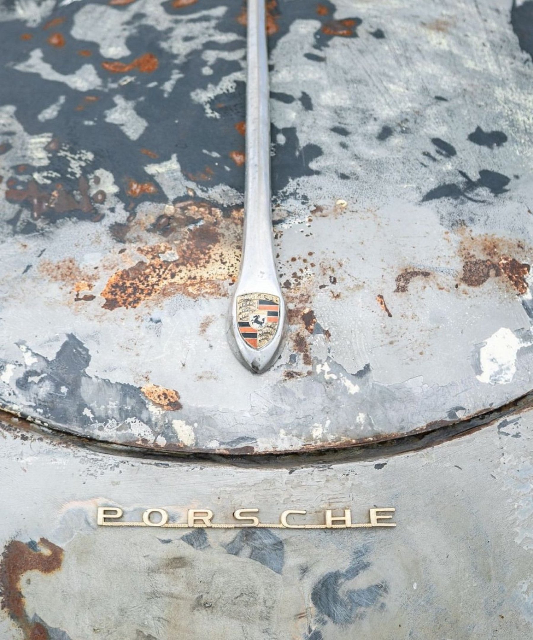 Porsche raro vai a leilão após ser encontrado abandonado em celeiro