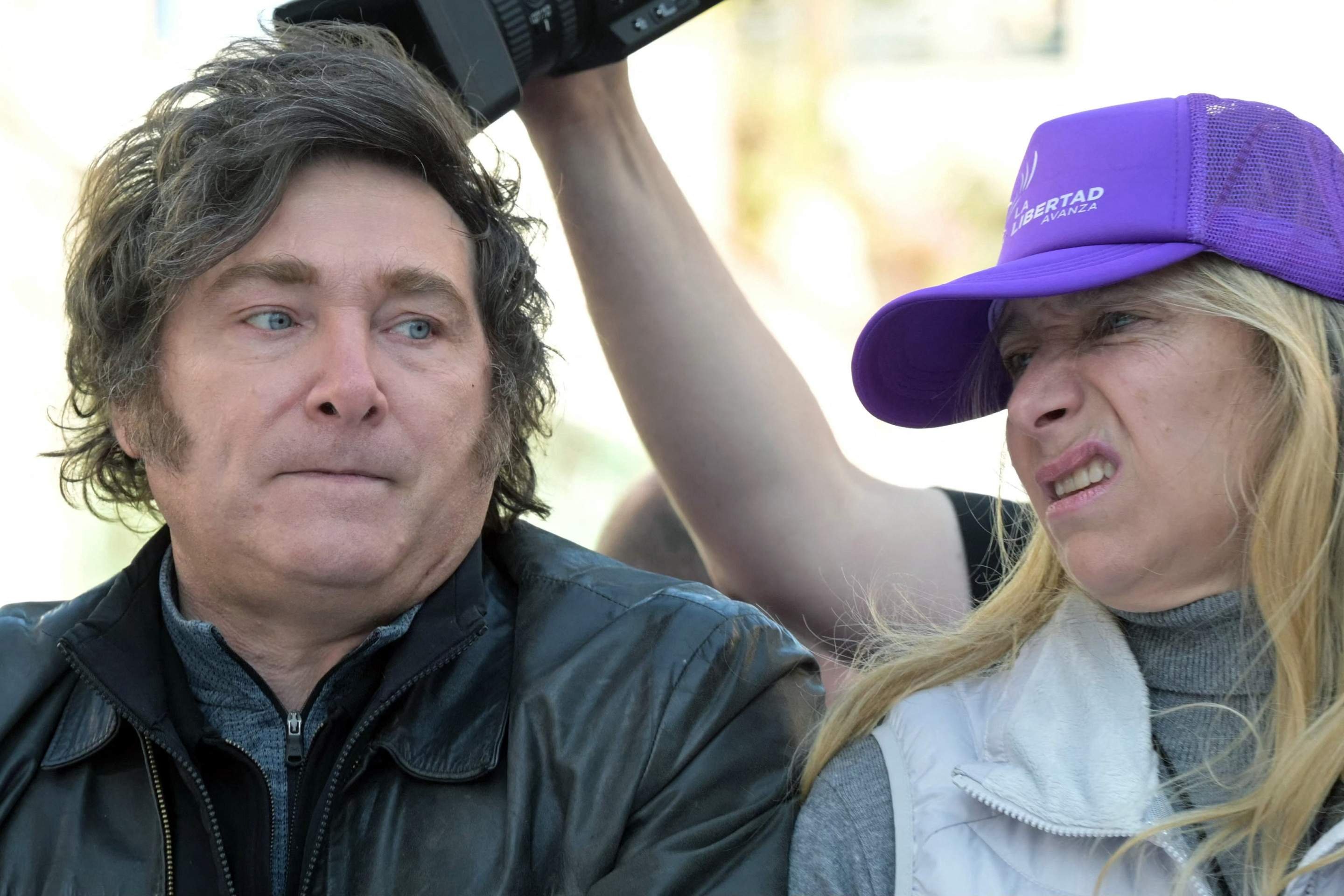 Milei e Karina participam de caravana, em Lomas de Zamora, pouco antes de pedradas, na quarta-feira