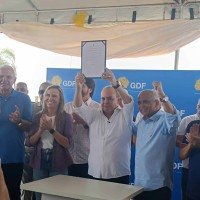 Ibaneis Rocha assinou ordem de serviço para a construção do viaduto que dará acesso a Planaltina -  (crédito: Ana Carolina Alves/C.B/D.A Press)