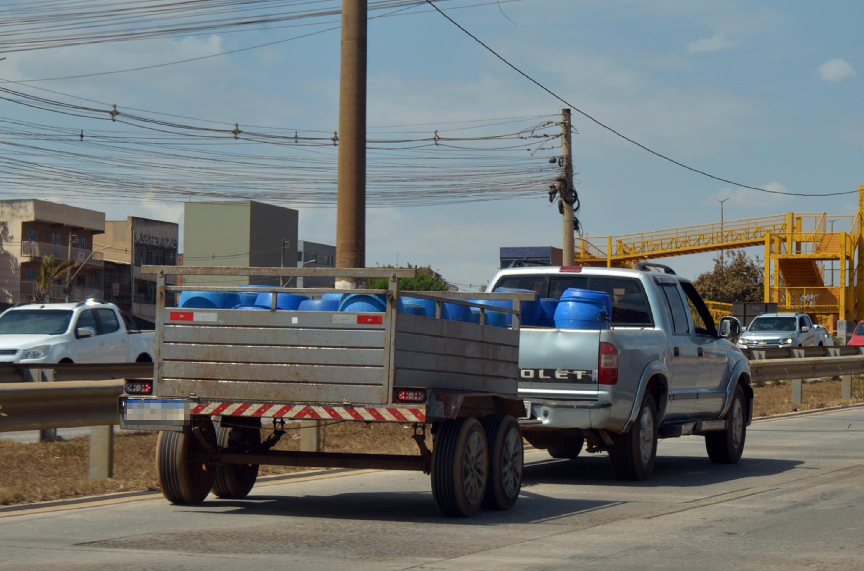 A carretinha acoplada aumenta os pontos cegos do motorista e também pode prejudicar a visão dos condutores que seguem nos veículos de trás