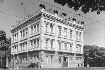 Palácio do Catete: Getúlio sanciona a lei que autoriza estudos para a localização da nova capital - (crédito: Arquivo) Palácio do Catete: Getúlio sanciona a lei que autoriza estudos para a localização da nova capital - (crédito: Arquivo)