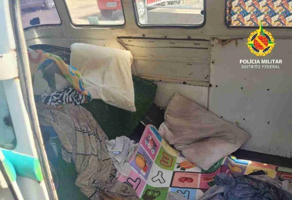 Kombi na qual homem era mantido em cárcere privado no Guará