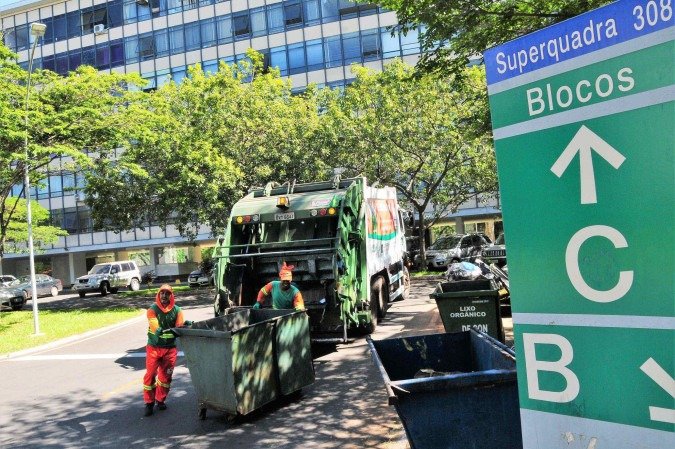 Os garis estão entre os mais expostos, com riscos de doenças crônicas, como insuficiência renal - (crédito: Lúcio Bernardo Jr / Agência Brasília) Os garis estão entre os mais expostos, com riscos de doenças crônicas, como insuficiência renal - (crédito: Lúcio Bernardo Jr / Agência Brasília)