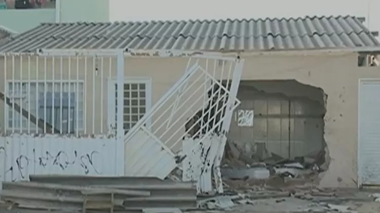 Estado da casa após a batida em perseguição de Sebastião Tomé Gomes, pai do jogador palmeirense  -  (crédito: Reprodução/YouTube/SBT )