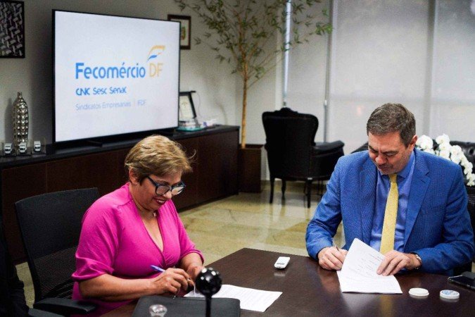 Os presidentes da Fecomércio, José Aparecido Freira, e do SIS-DF, Rosineide da Silva Fernandes de Lima, assinam a nova convenção coletiva de trabalho -  (crédito: Divulgação)