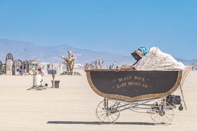'Cidadã Zero': bebê nasce durante tempestade de areia no Burning Man