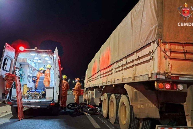 Durante o atendimento, parte da via precisou ser interditada, o que impactou o trânsito na região - (crédito: Divulgação/CBMDF) Durante o atendimento, parte da via precisou ser interditada, o que impactou o trânsito na região - (crédito: Divulgação/CBMDF)