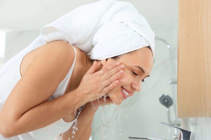 Cuidar da pele é essencial para garantir um bom resultado na maquiagem (Imagem: New Africa | Shutterstock)  -  (crédito: EdiCase)