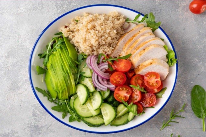 Salada de frango com abacate e quinoa (Imagem: irina2511 | Shutterstock) - (crédito: EdiCase) Salada de frango com abacate e quinoa (Imagem: irina2511 | Shutterstock) - (crédito: EdiCase)