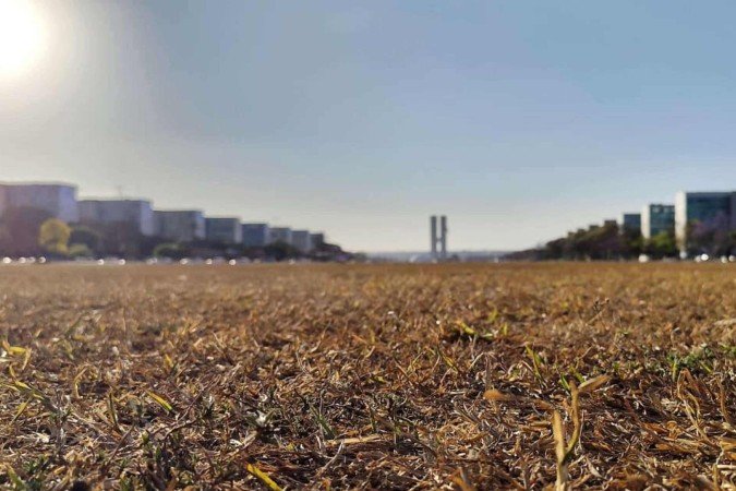 Calor predomina no DF, com máxima de 32 °C e baixa umidade