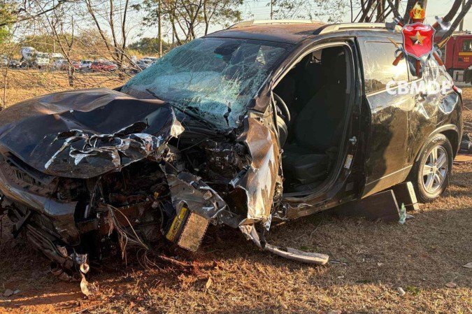 Estado em que um dos carros envolvidos no acidente ficou. O condutor ficou preso às ferragens - (crédito: Reprodução: CBMDF) Estado em que um dos carros envolvidos no acidente ficou. O condutor ficou preso às ferragens - (crédito: Reprodução: CBMDF)