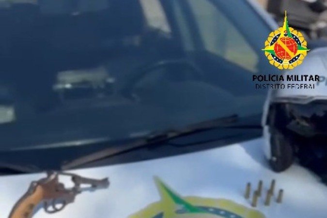Suspeito foi contido por populares, portava revólver e já tinha mandado de prisão em aberto
 -  (crédito: PMDF/Divulgação)