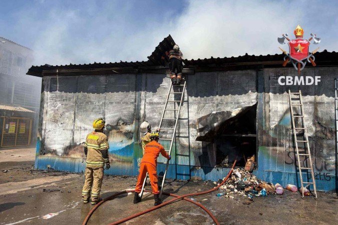 Bombeiros controlando incêndio em supermercado em Tagautinga - (crédito: Foto: Reprodução/CBMDF) Bombeiros controlando incêndio em supermercado em Tagautinga - (crédito: Foto: Reprodução/CBMDF)