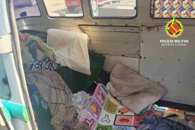 Kombi na qual homem era mantido em cárcere privado no Guará -  (crédito: PMDF)