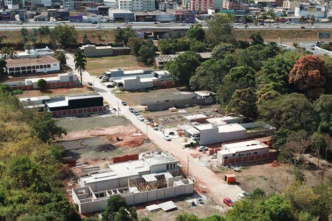 Condomínio ilegal às margens da EPTG tem construções interrompidas em operação da DF Legal  -  (crédito: DF Legal )