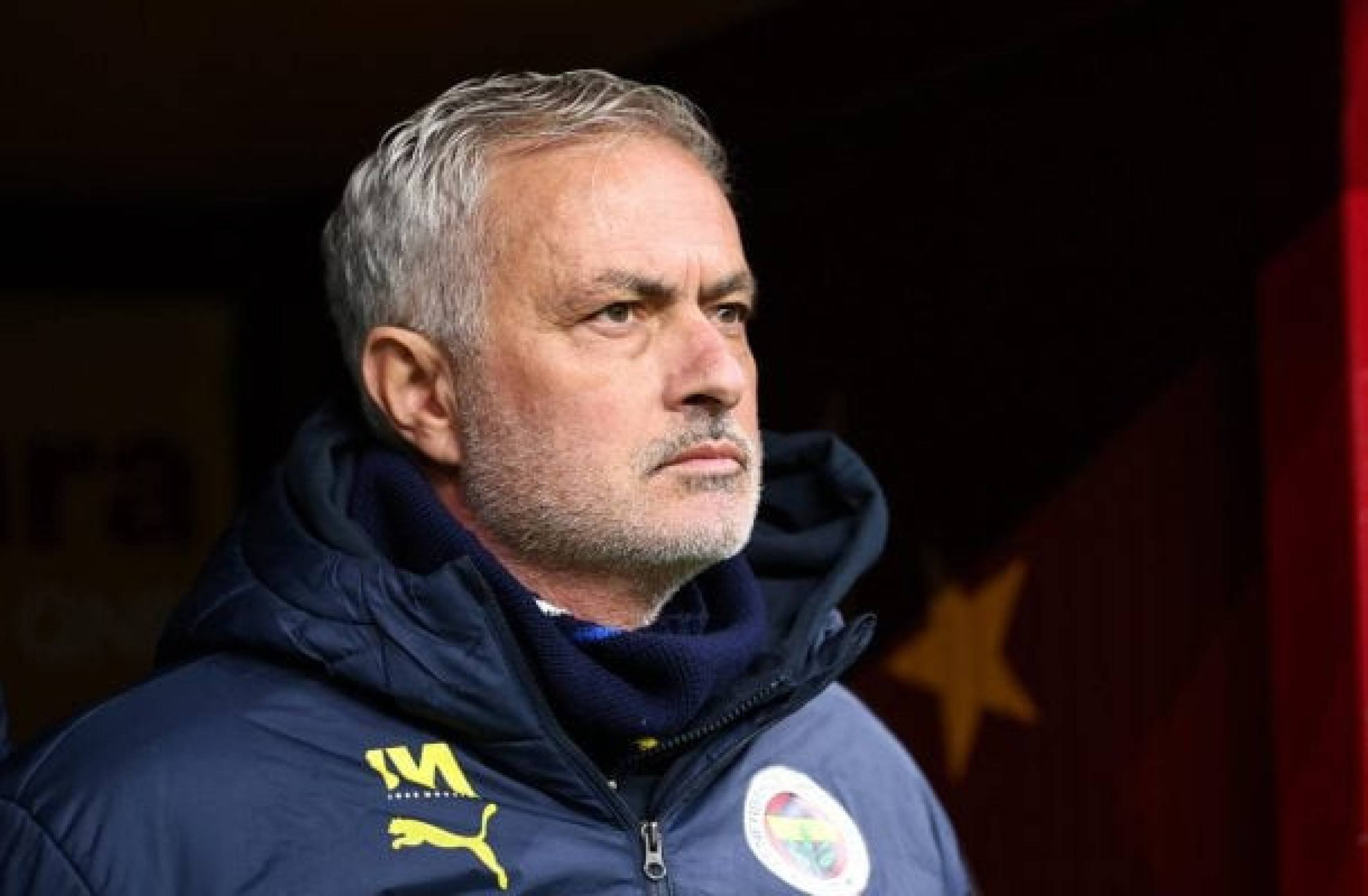Fenerbahçe anuncia demissão de Mourinho após eliminação na Champions
