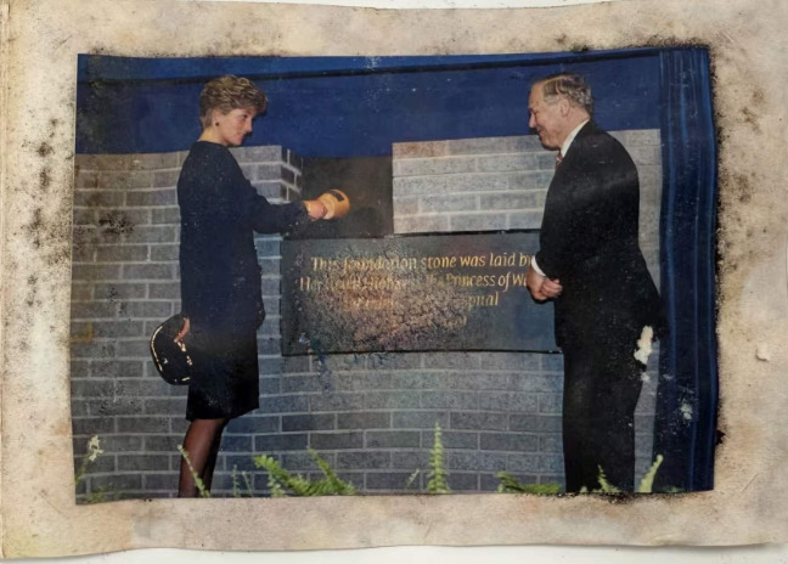 Cápsula do tempo selada em 1991 pela Princesa Diana foi desenterrada; veja o que a princesa colocou