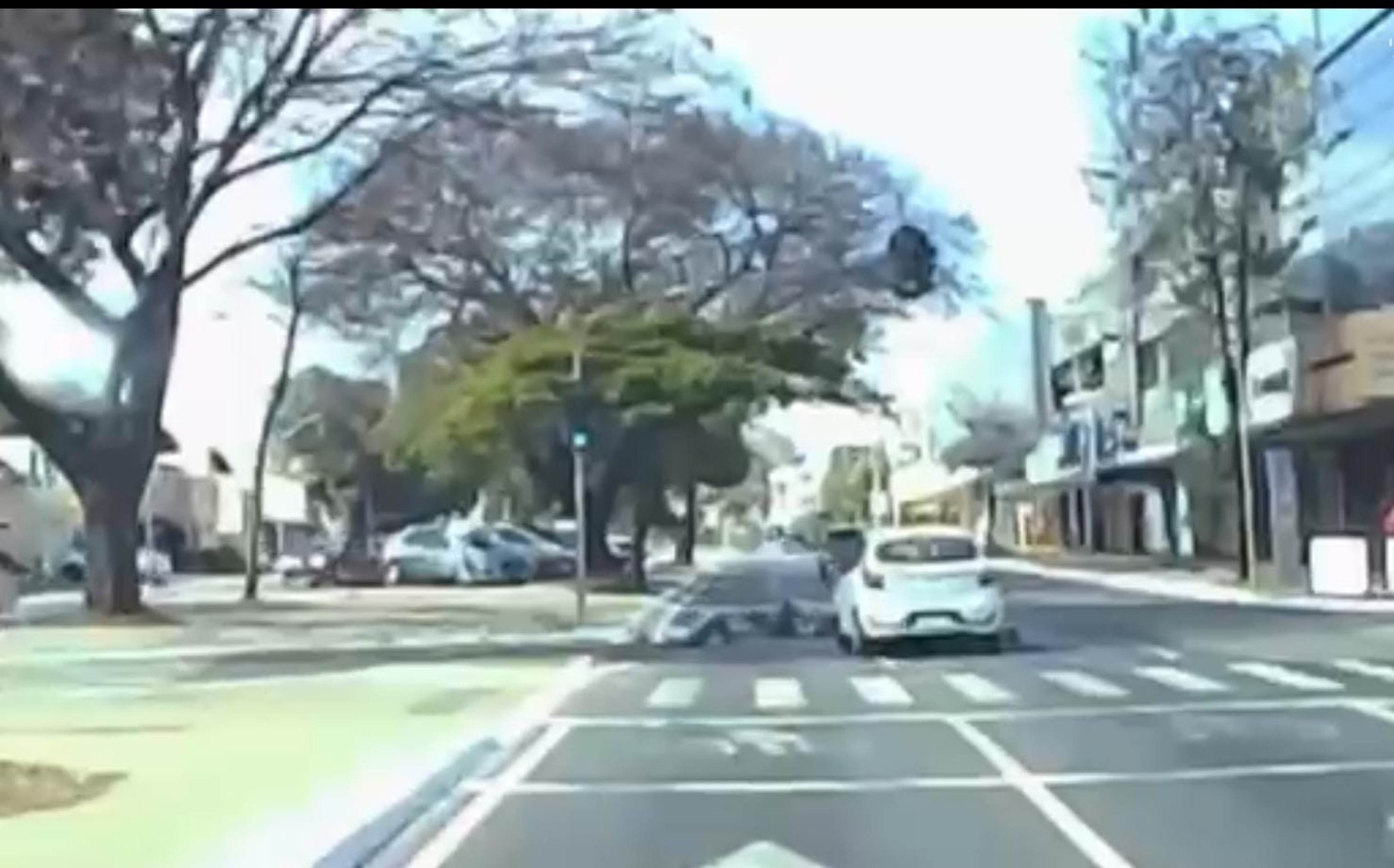 Vídeo mostra atropelamento de adolescentes em patinete ao cruzar sinal fechado